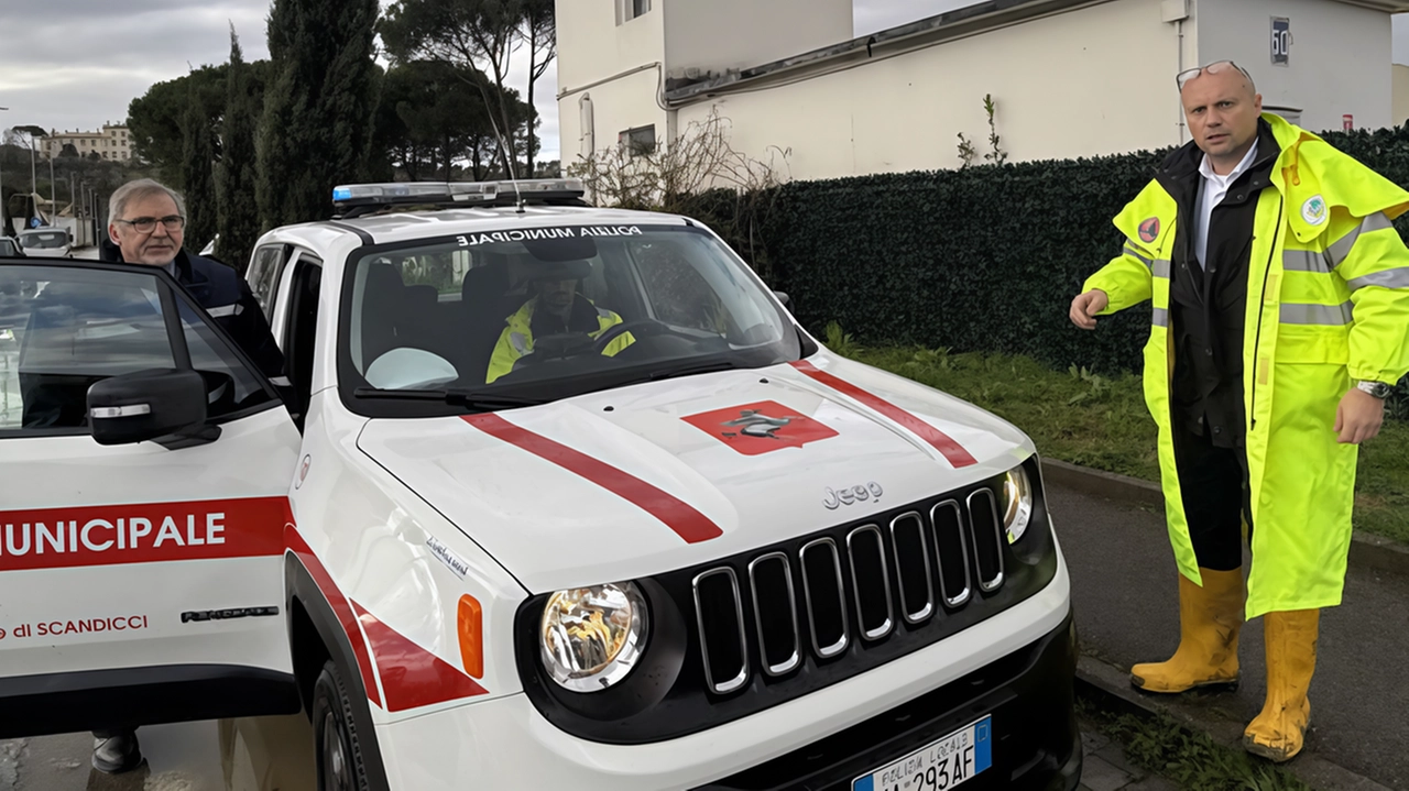 L’assessore Tomassoli (a destra) durante una delle ultime bombe d’acqua