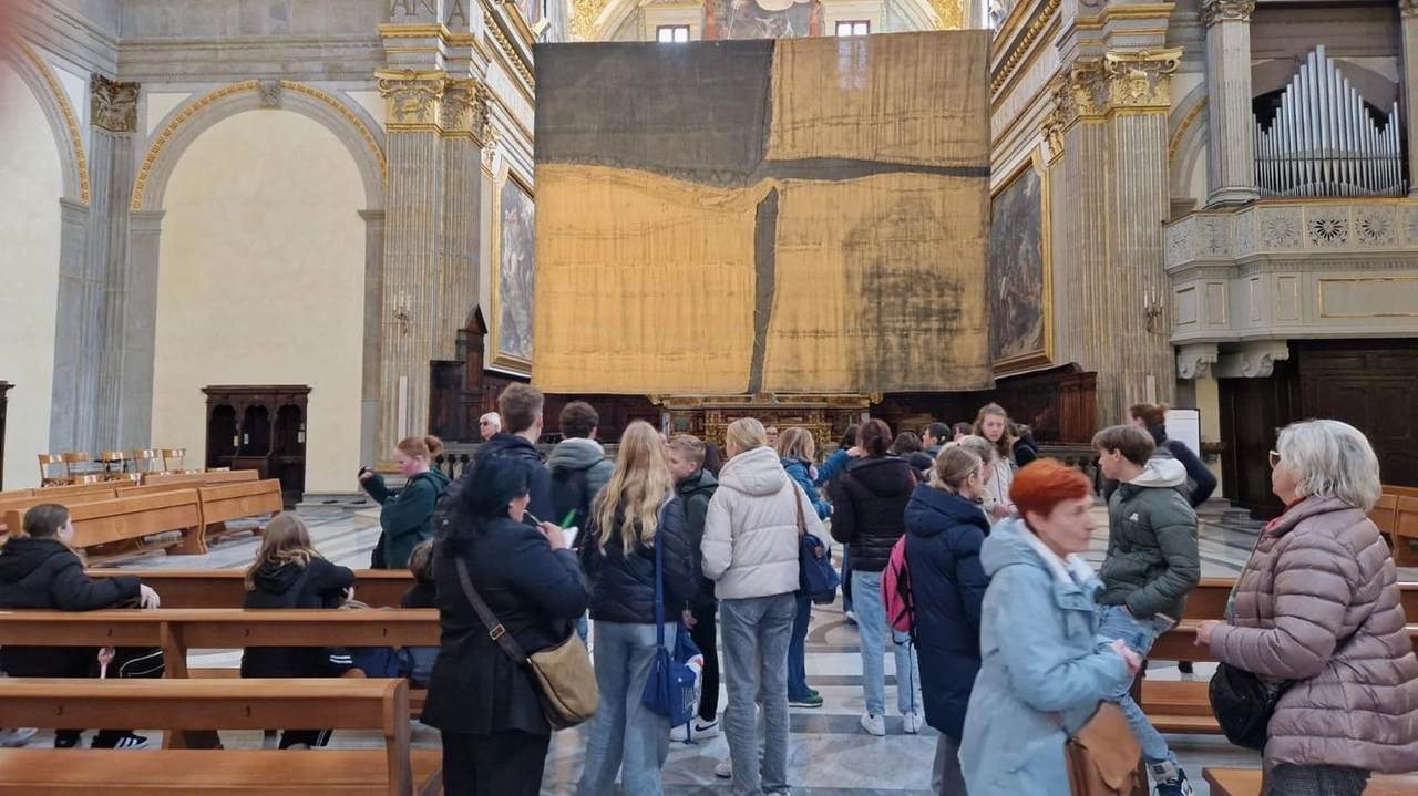 Tanti appassionati per il ’Grande Sacco’ di Burri esposto in Cattedrale Tanti appassionati per il ’Grande Sacco’ di Burri esposto in Cattedrale