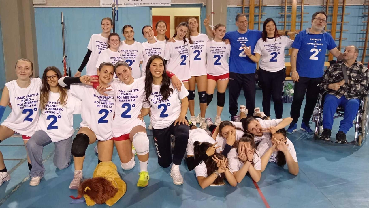 Il Podenzana Tresana festeggia la promozione con la maglia celebrativa Il Podenzana Tresana festeggia la promozione con la maglia celebrativa