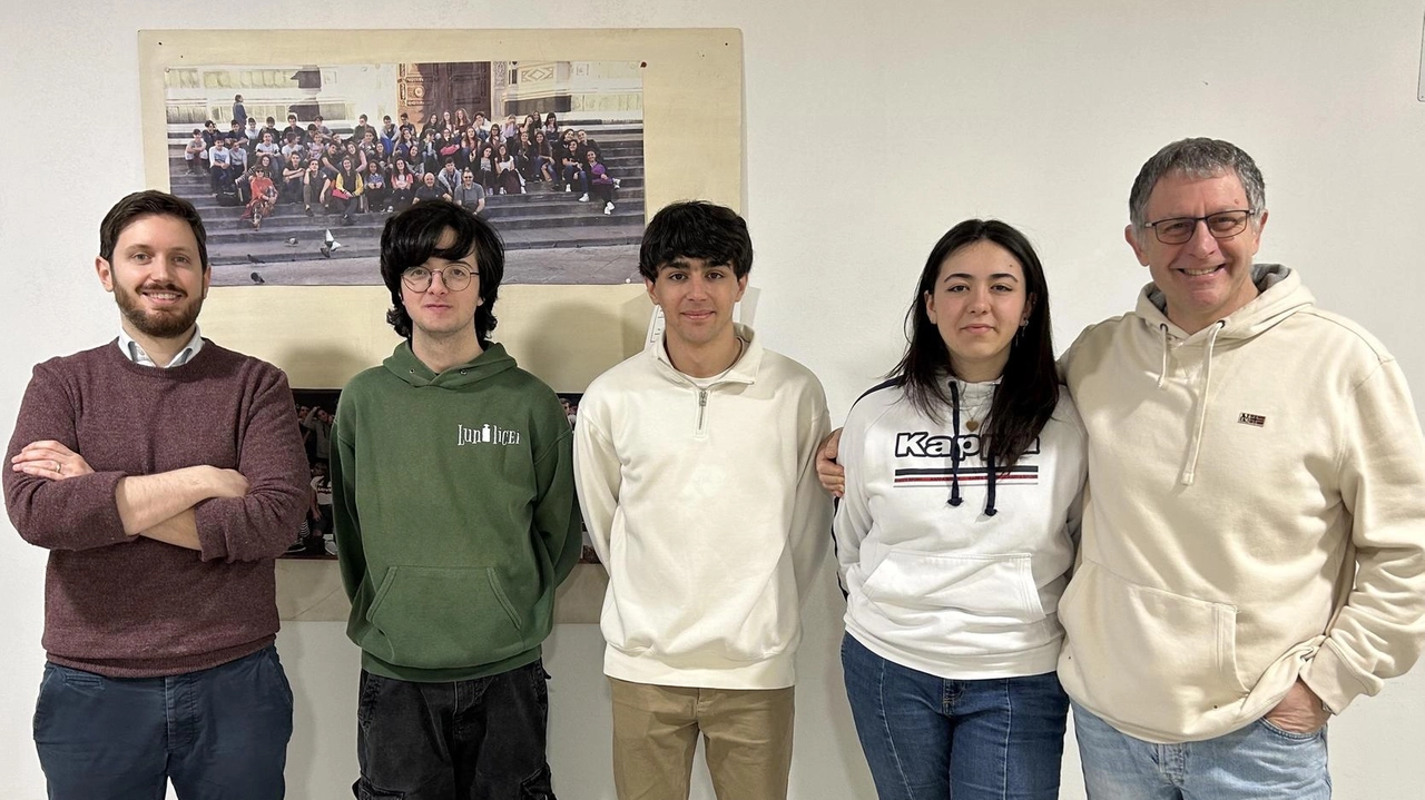 Alcuni ragazzi protagonisti del debate insieme ai loro docenti