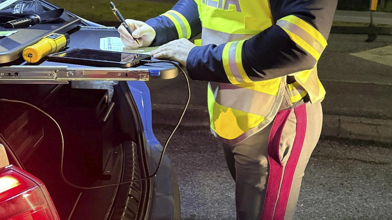 Scappano all’Alt della polizia . Due in manette, uno riesce a fuggire