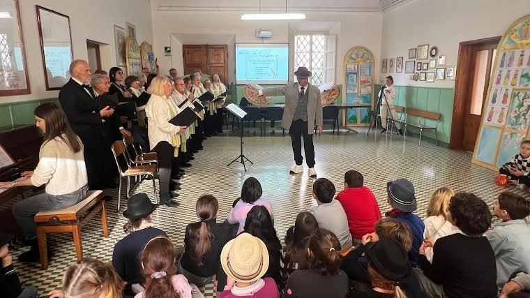 I bambini mentrre assistono allo spettacolo per il progetto «Puccini a scuola», tra musica e aneddoti I bambini mentrre assistono allo spettacolo per il progetto «Puccini a scuola», tra musica e aneddoti