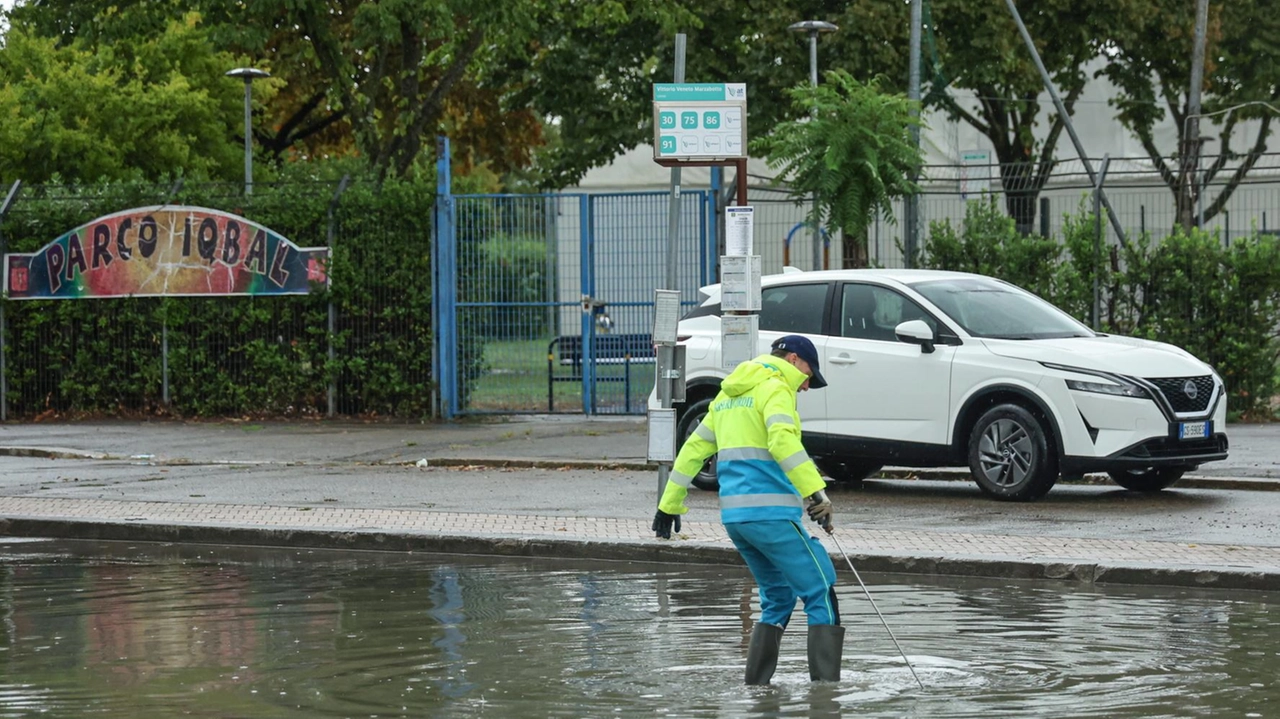 Infiltrazioni dal basso e dal tetto per il ’Carlo Monni’. Chiuso il nido di San Martino, fuori uso l’impianto sportivo Hidron. E i cittadini si attrezzano con le idrovore per ripulire cantine e garage. Infiltrazioni dal basso e dal tetto per il ’Carlo Monni’. Chiuso il nido di San Martino, fuori uso l’impianto sportivo Hidron. E i cittadini si attrezzano con le idrovore per ripulire cantine e garage.