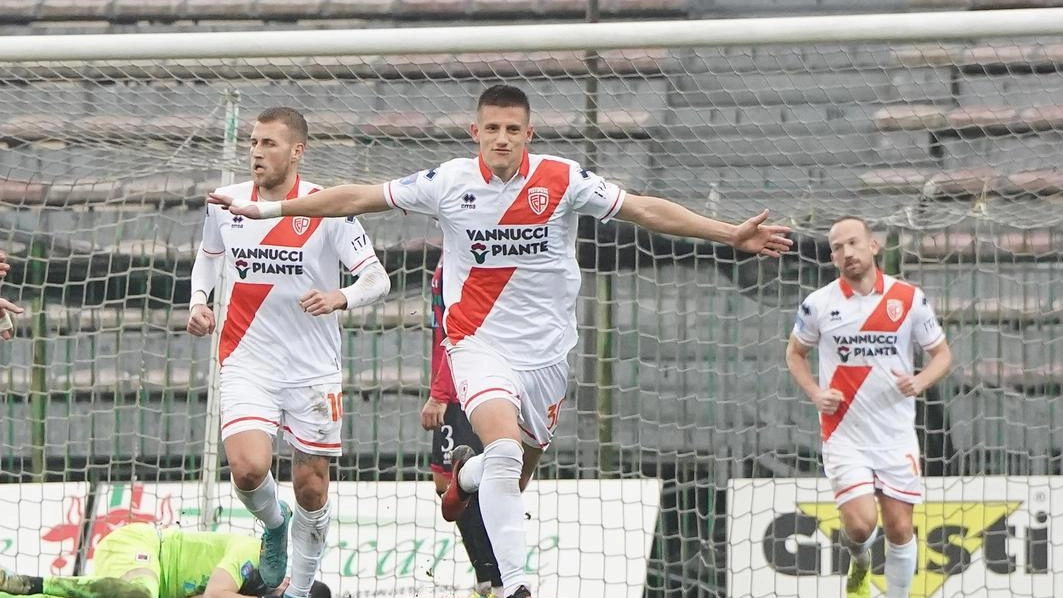 In foto Lorenzo Pinzauti mentre festeggia per il goal al Fiorenzuola In foto Lorenzo Pinzauti mentre festeggia per il goal al Fiorenzuola