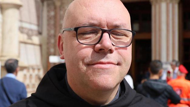 https://www.lanazione.it/image-service/view/acePublic/alias/contentid/MGQ2Y2Y0ZjgtNmY5Zi00/0/campane-in-festa-labbraccio-dei-frati.jpeg?f=16:9&w=1200&h=630