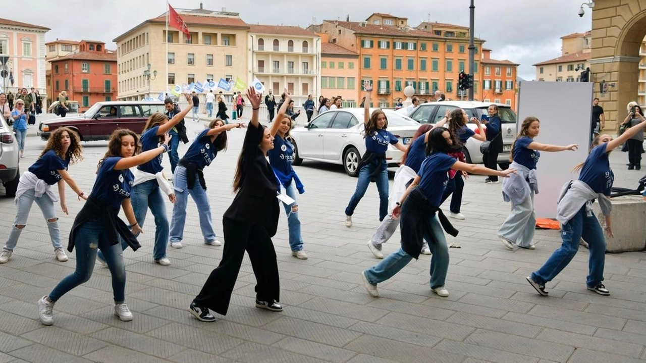L’iniziativa dell’azienda pisana TD Group per favorire l’occupazione. Decine di ragazzi in fila al tavolino bianco sotto le Logge dei Banchi. L’iniziativa dell’azienda pisana TD Group per favorire l’occupazione. Decine di ragazzi in fila al tavolino bianco sotto le Logge dei Banchi.