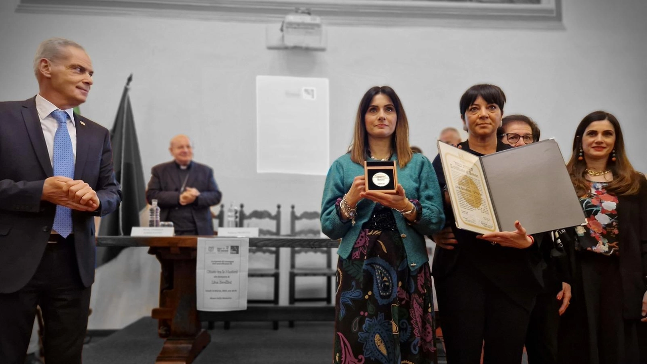 La consegna del riconoscimento