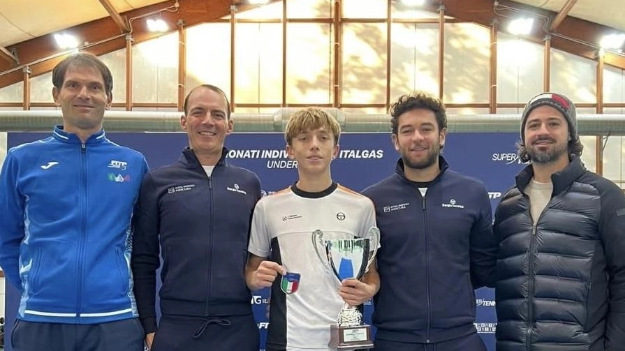Il montecatinese doc ha conquistato il titolo italiano Under 16 di tennis. Cresciuto nello Sport Club e nel Torretta, ora si allena al Tc Pistoia. Il montecatinese doc ha conquistato il titolo italiano Under 16 di tennis. Cresciuto nello Sport Club e nel Torretta, ora si allena al Tc Pistoia.