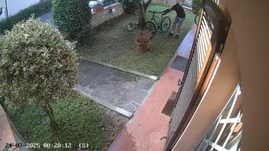 Ruba una bici da una villetta: preso dopo pochi minuti grazie a una telecamera di sorveglianza Ruba una bici da una villetta: preso dopo pochi minuti grazie a una telecamera di sorveglianza