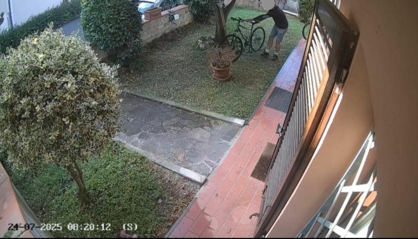 Ruba una bici da una villetta: preso dopo pochi minuti grazie a una telecamera di sorveglianza