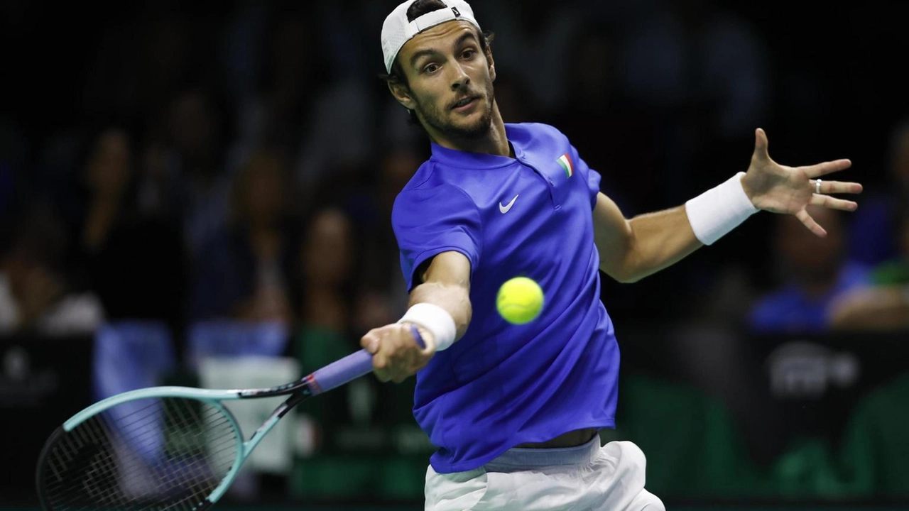 Lorenzo Musetti, carrarese di nascita e spezzino di adozione, è allenato da Simone Tartarini che gestisce lo Junior Tennis San Benedetto dove il tennista azzurro si allena abitualmente Lorenzo Musetti, carrarese di nascita e spezzino di adozione, è allenato da Simone Tartarini che gestisce lo Junior Tennis San Benedetto dove il tennista azzurro si allena abitualmente
