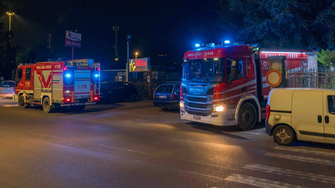 Camion dei vigili del fuoco nei pressi della ferrovia tra La Spezia Centrale e La Spezia Migliarina, dove è avvenuto l'incendio che ha interessato i binari ( Camion dei vigili del fuoco nei pressi della ferrovia tra La Spezia Centrale e La Spezia Migliarina, dove è avvenuto l'incendio che ha interessato i binari (