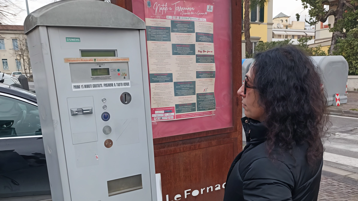 Una donna davanti a un parchimetro a Terranuova Una donna davanti a un parchimetro a Terranuova