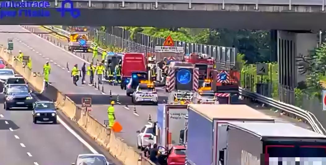 Per evitare l’auto ribaltata si schianta contro un camion: muore a 59 anni, terribile incidente in A11 Per evitare l’auto ribaltata si schianta contro un camion: muore a 59 anni, terribile incidente in A11