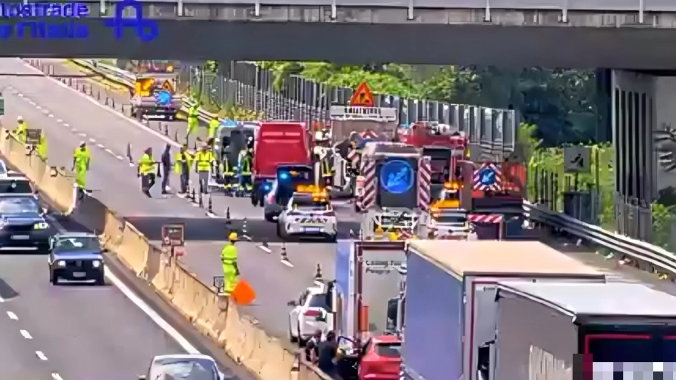 Per evitare l’auto ribaltata si schianta contro un camion: muore a 59 anni, terribile incidente in A11