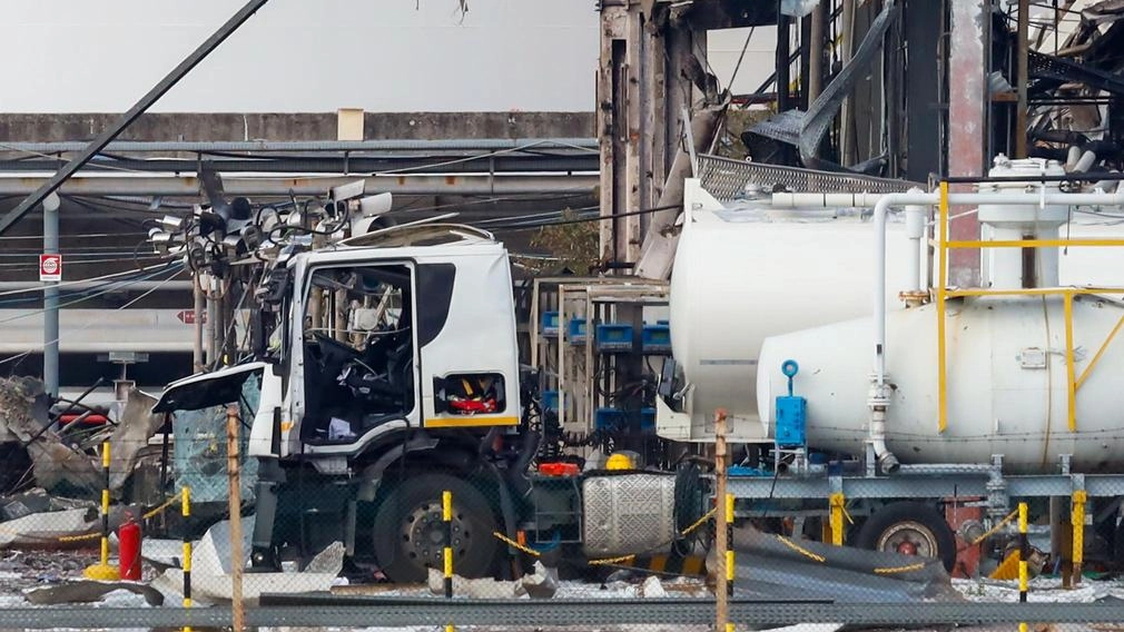 Autobotte semi distrutta dopo l’esplosione all’interno del deposito Eni di Calenzano. Domani un nuovo sopralluogo Autobotte semi distrutta dopo l’esplosione all’interno del deposito Eni di Calenzano. Domani un nuovo sopralluogo