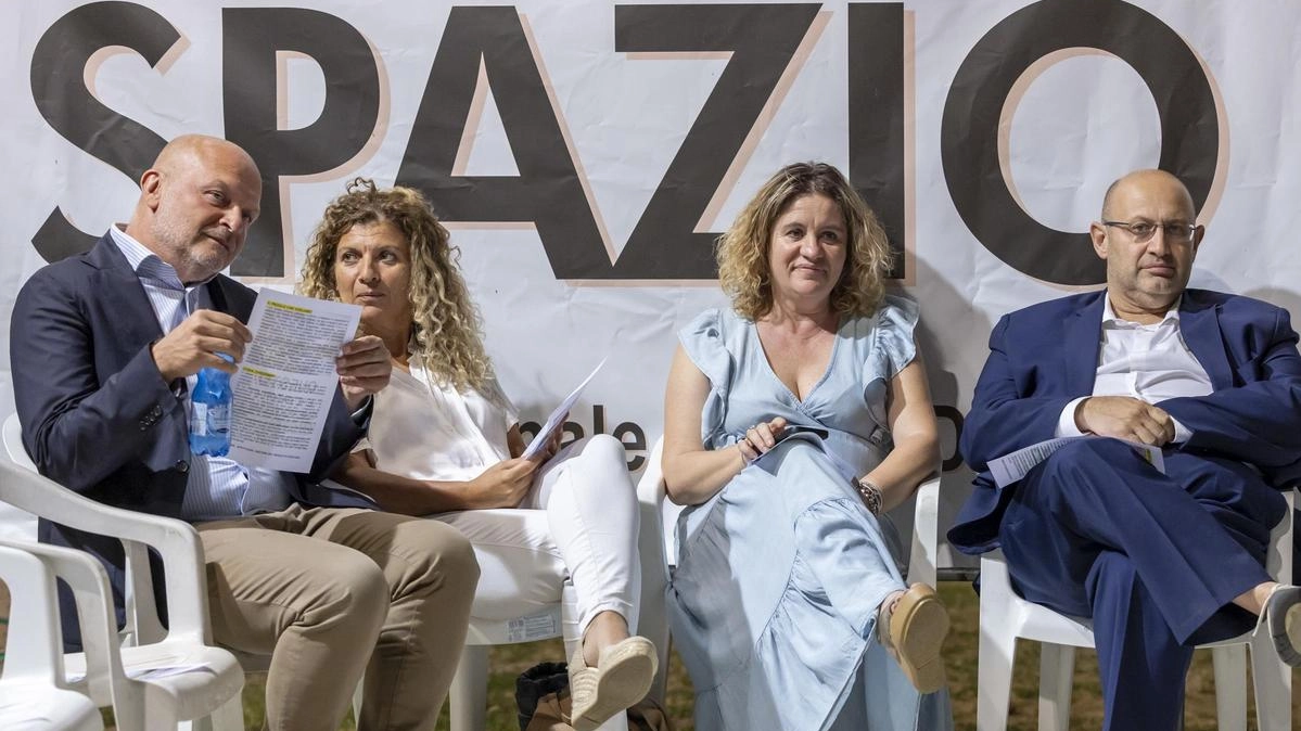De Caro con Del Rosso, Amidei e Tesi alla Festa dell’Unità di Ponte Buggianese per la visita di Giani (Goiorani) De Caro con Del Rosso, Amidei e Tesi alla Festa dell’Unità di Ponte Buggianese per la visita di Giani (Goiorani)