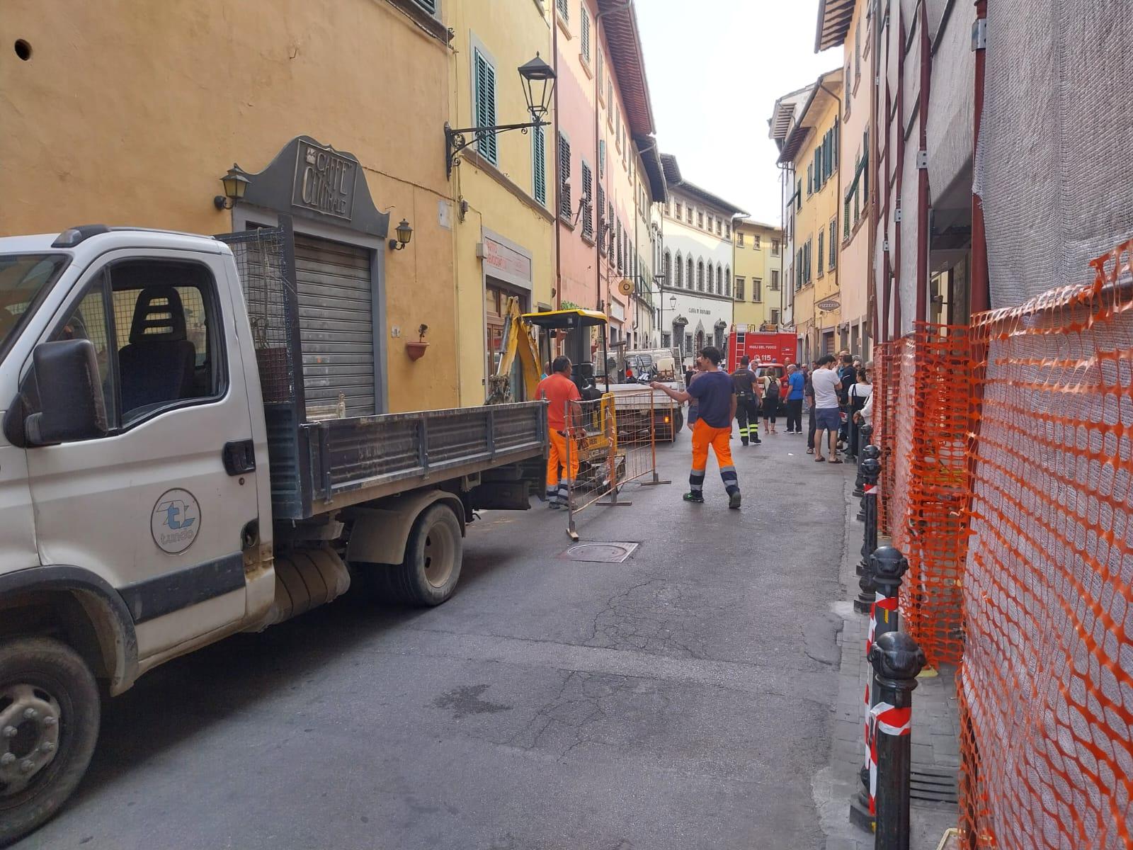 Versante scivola a valle, colpa di una perdita d’acqua. Evacuate 15 famiglie Versante scivola a valle, colpa di una perdita d’acqua. Evacuate 15 famiglie
