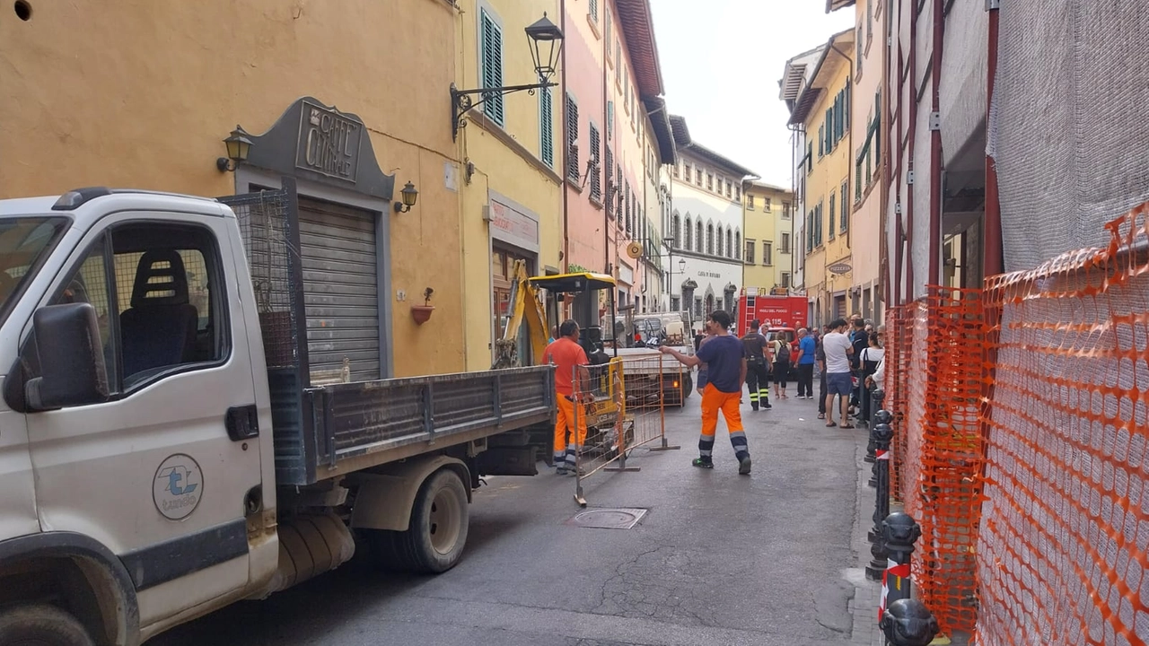 Via IV Novembre ieri pomeriggio chiuso al transito dei veicoli per consentire l’intervento dei tecnici, dei pompieri e degli agenti della polizia municipale per lo scivolamento a valle del versante causato da una perdita d’acqua