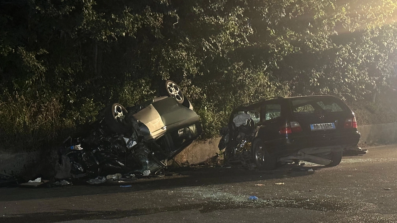 Frosinone, terribile frontale sulla Casilina: quattro morti, auto disintegrate