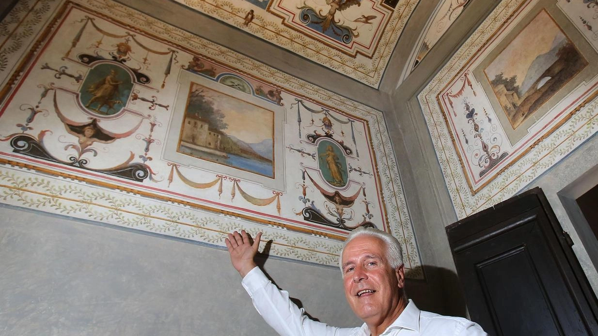 Il governatore Eugenio Giani mostra un dettaglio sull’avanzamento dei restauri Il governatore Eugenio Giani mostra un dettaglio sull’avanzamento dei restauri