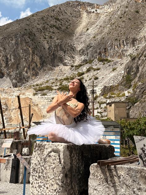 Eleganza, sacrificio e tanta bellezza. Violante Caburlotto: “Così vi racconto la mia danza classica” Eleganza, sacrificio e tanta bellezza. Violante Caburlotto: “Così vi racconto la mia danza classica”