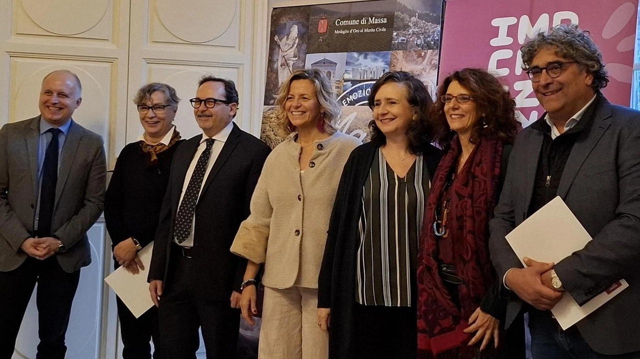 Il team degli organizzatori alla presentazione del. progetto al teatro Guglielmi Il team degli organizzatori alla presentazione del. progetto al teatro Guglielmi