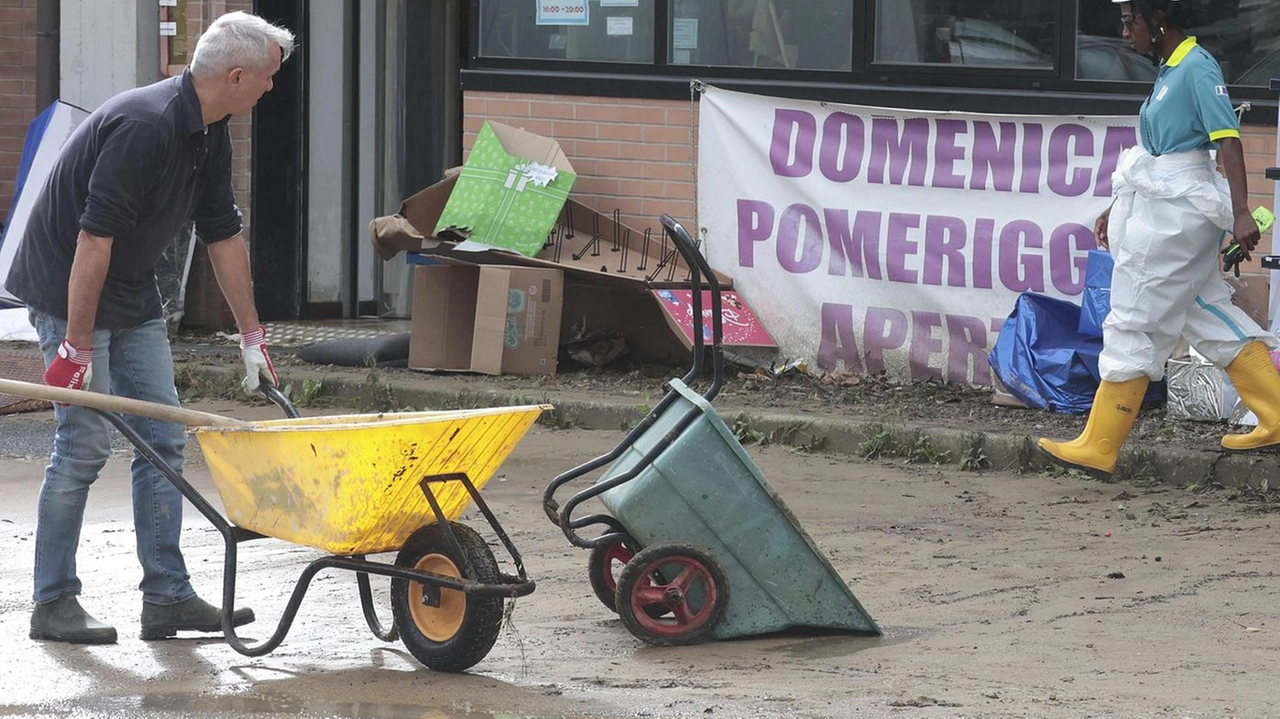 Il 17 ottobre una forte ondata di maltempo ha colpito Siena causando pesanti danni ad aziende e privati: il Comune mette a disposizione 150mila euro per i ristori Il 17 ottobre una forte ondata di maltempo ha colpito Siena causando pesanti danni ad aziende e privati: il Comune mette a disposizione 150mila euro per i ristori