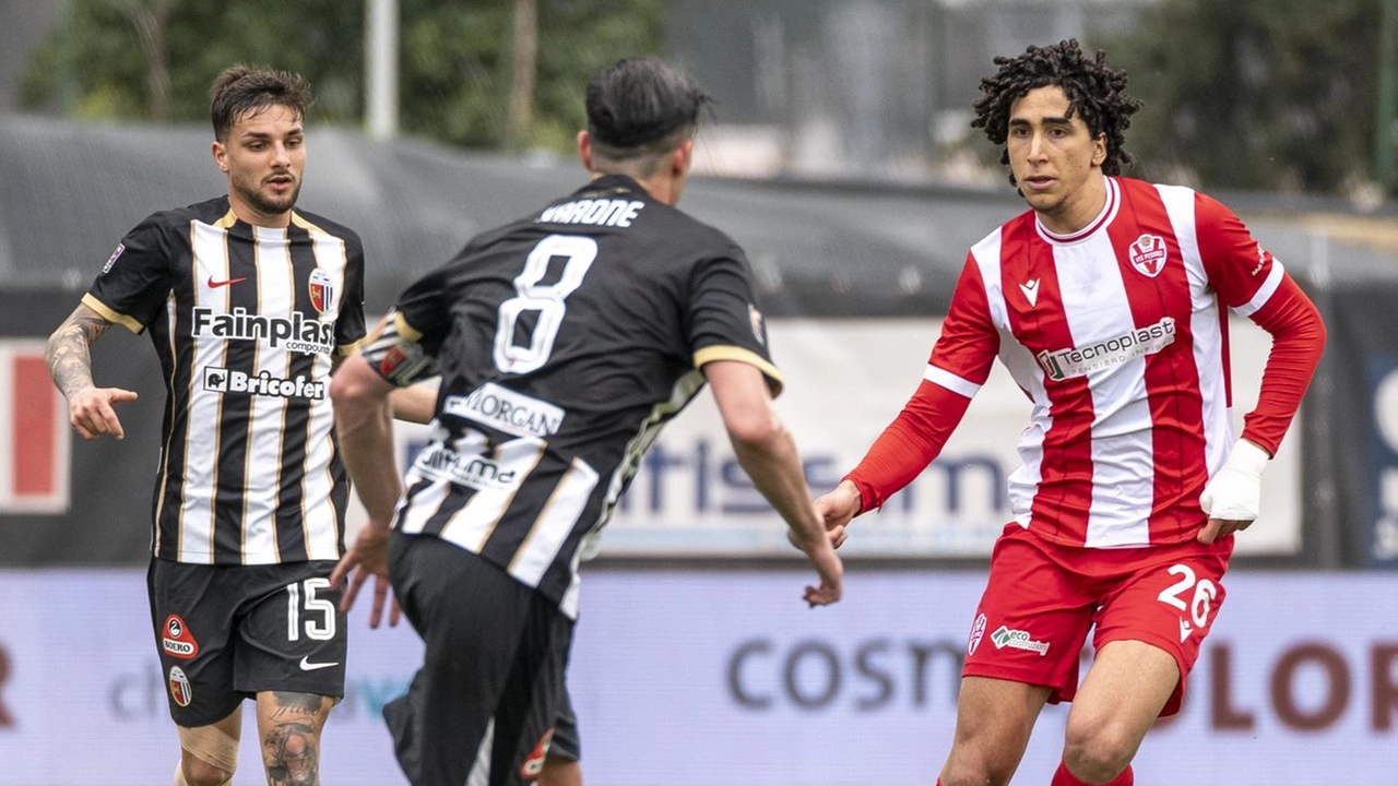 Francesco Coppola, 20 anni, difensore di proprietà del Pisa, con la maglia della Vis Pesaro