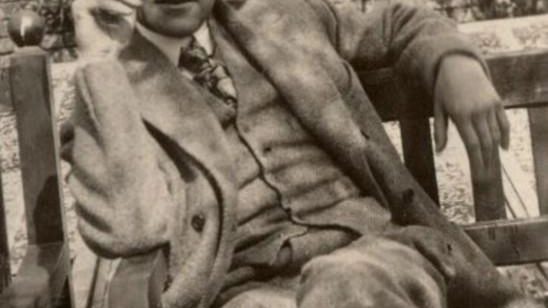 Guido Battelli, poeta e saggista,. nacque a Sarzana in un’agiata famiglia di origine parmigiana Guido Battelli, poeta e saggista,. nacque a Sarzana in un’agiata famiglia di origine parmigiana