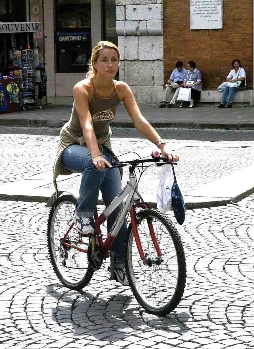 https://www.lanazione.it/image-service/view/acePublic/alias/contentid/MGQyODI2NGQtNzY0Yy00/0/abbraccio-ai-sibillini-una-pedalata-di-rinascita.jpeg