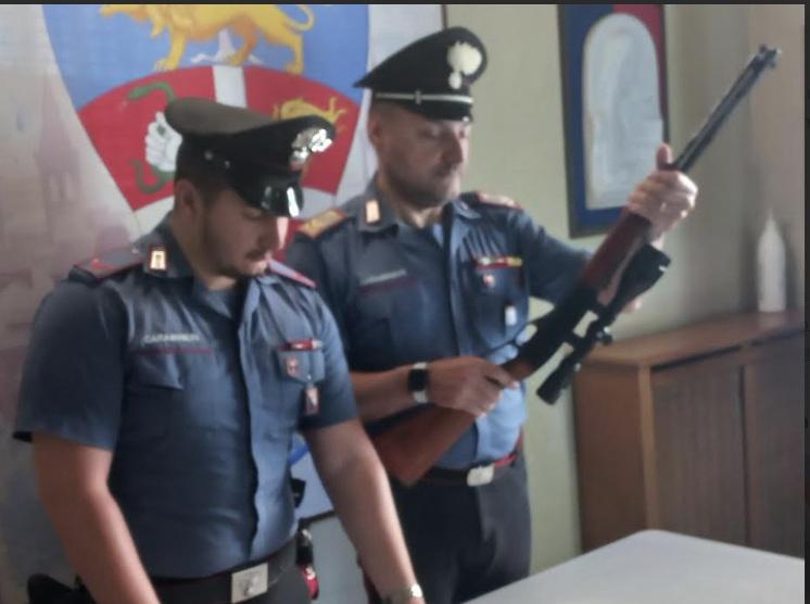 Fucile e coltelli sequestrati a Sansepolcro. Un citernese arrestato Fucile e coltelli sequestrati a Sansepolcro. Un citernese arrestato