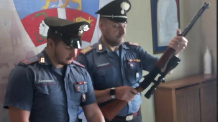I carabinieri con l'arma I carabinieri con l'arma
