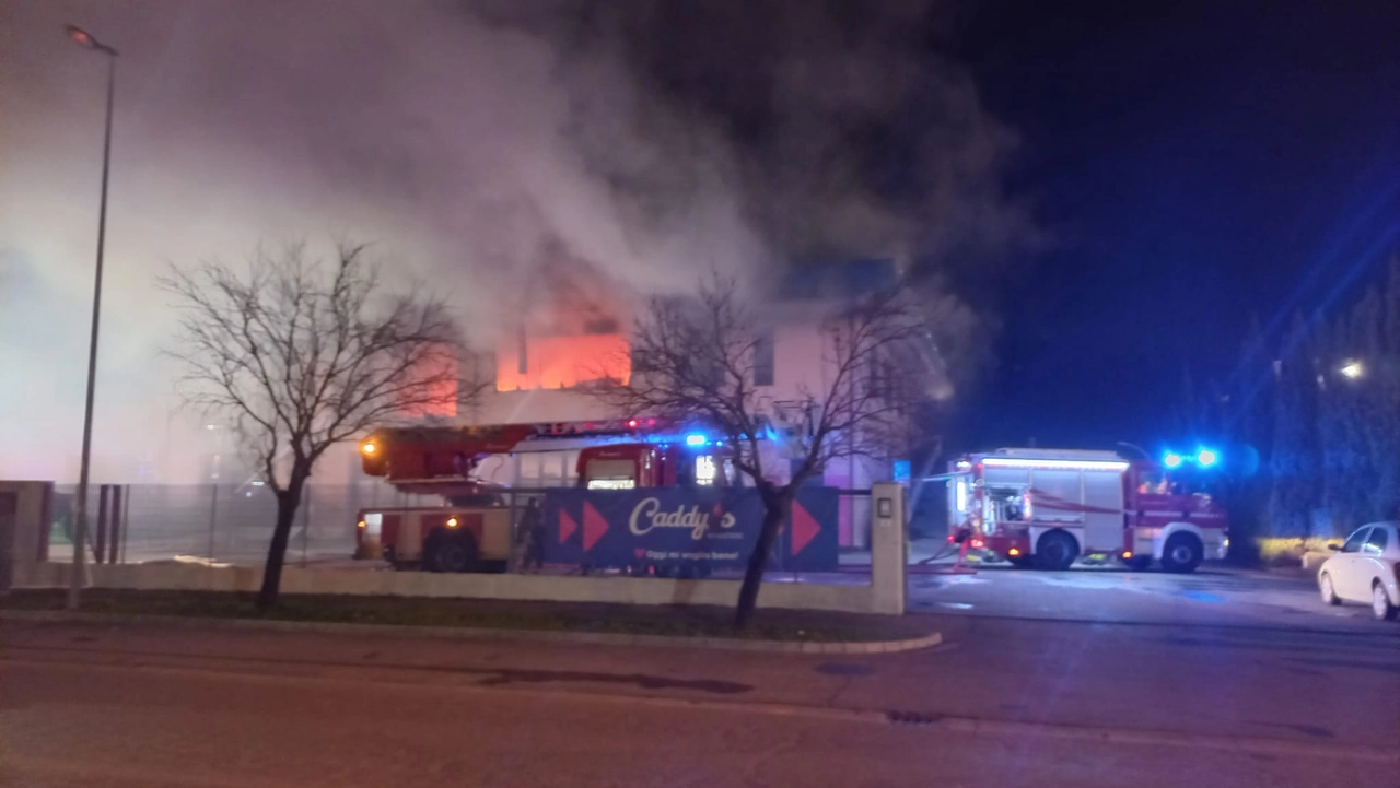 Le fiamme hanno devastato il piano superiore della struttura di San Miniato Basso dove si trova il noto negozio Magnani Sposa