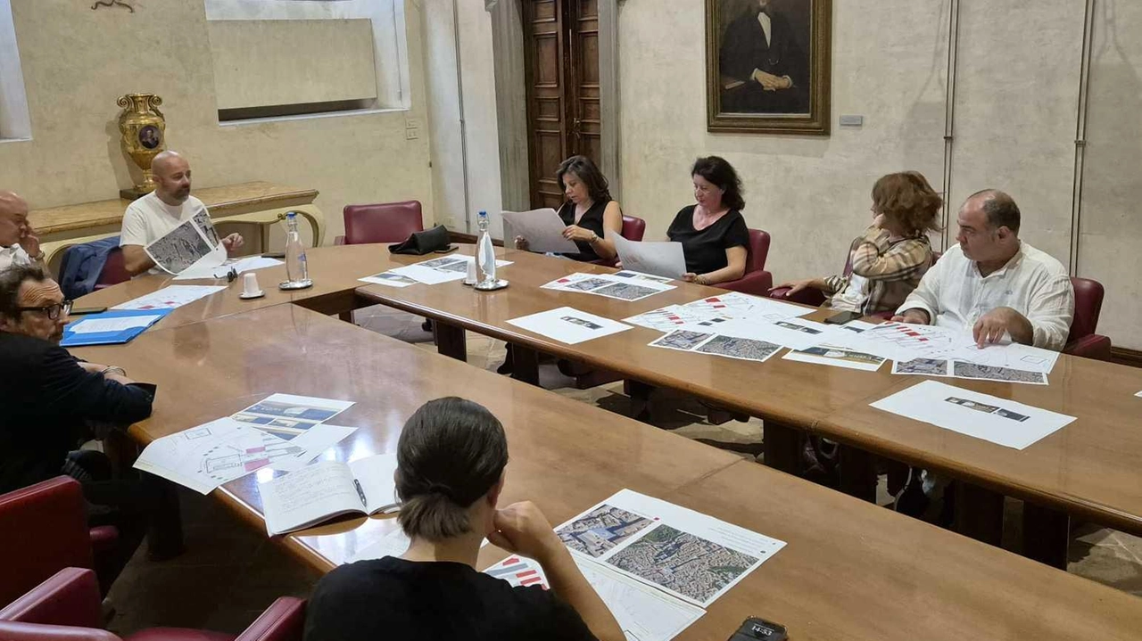 L’assessore Zuccherini incontra i commercianti: "Allestimenti con dimensioni ridotte rispetto a quanto previsto". Camion in uscita contromano da via Baglioni. L’assessore Zuccherini incontra i commercianti: "Allestimenti con dimensioni ridotte rispetto a quanto previsto". Camion in uscita contromano da via Baglioni.