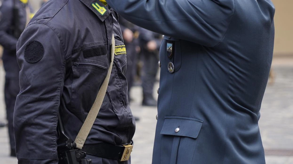 Cerimonia conclusiva del corso "Antiterrorismo e pronto impiego" alla caserma "Monte Grappa" di Orvieto. I migliori militari premiati con il "Basco Verde" per missioni ad alto rischio in tutta Italia. Cerimonia conclusiva del corso "Antiterrorismo e pronto impiego" alla caserma "Monte Grappa" di Orvieto. I migliori militari premiati con il "Basco Verde" per missioni ad alto rischio in tutta Italia.