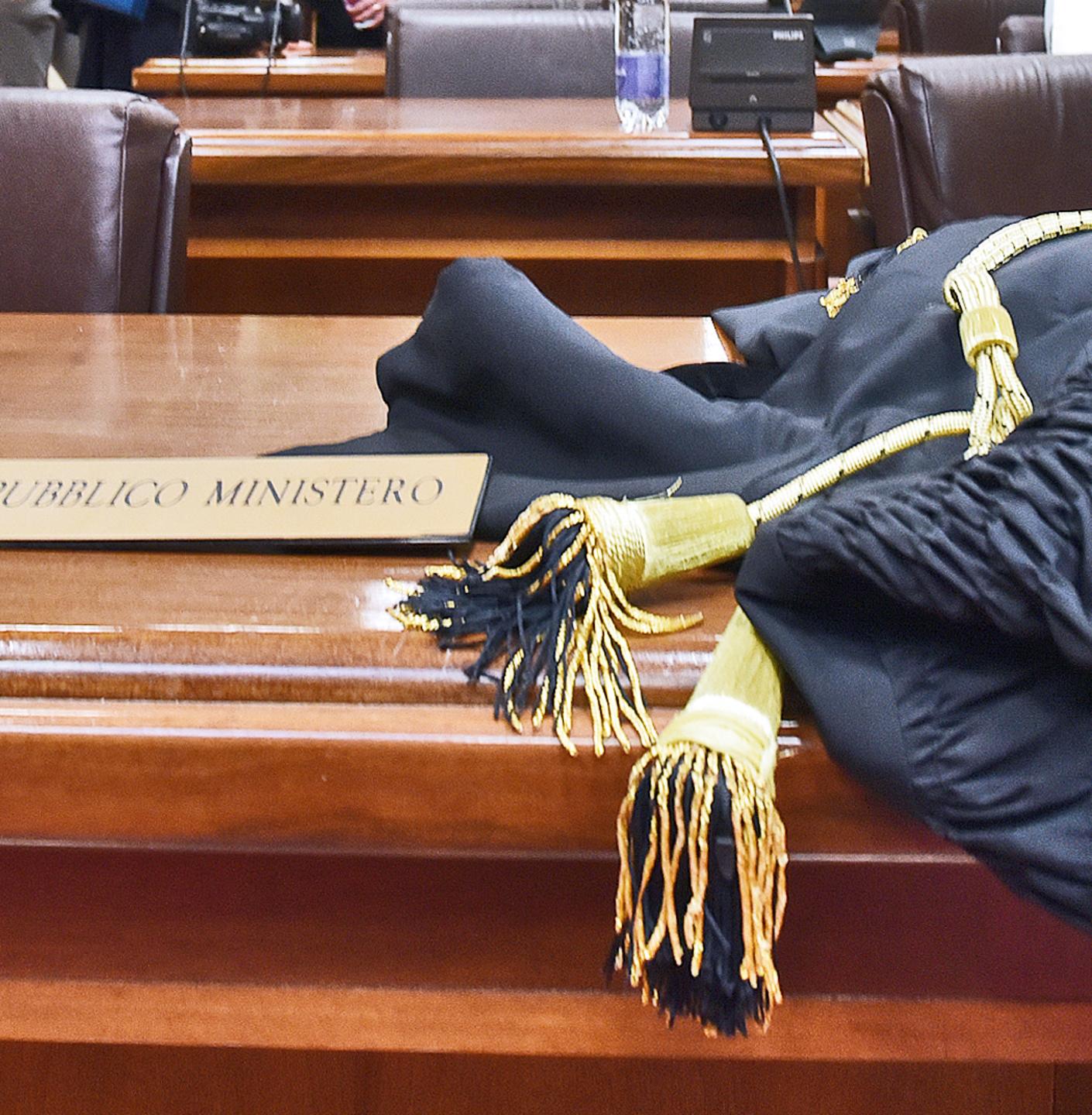 https://www.lanazione.it/image-service/view/acePublic/alias/contentid/MGRhMmMwODctYmViYS00/0/un-aula-di-tribunale-in-una-foto-di-repertorio.jpeg