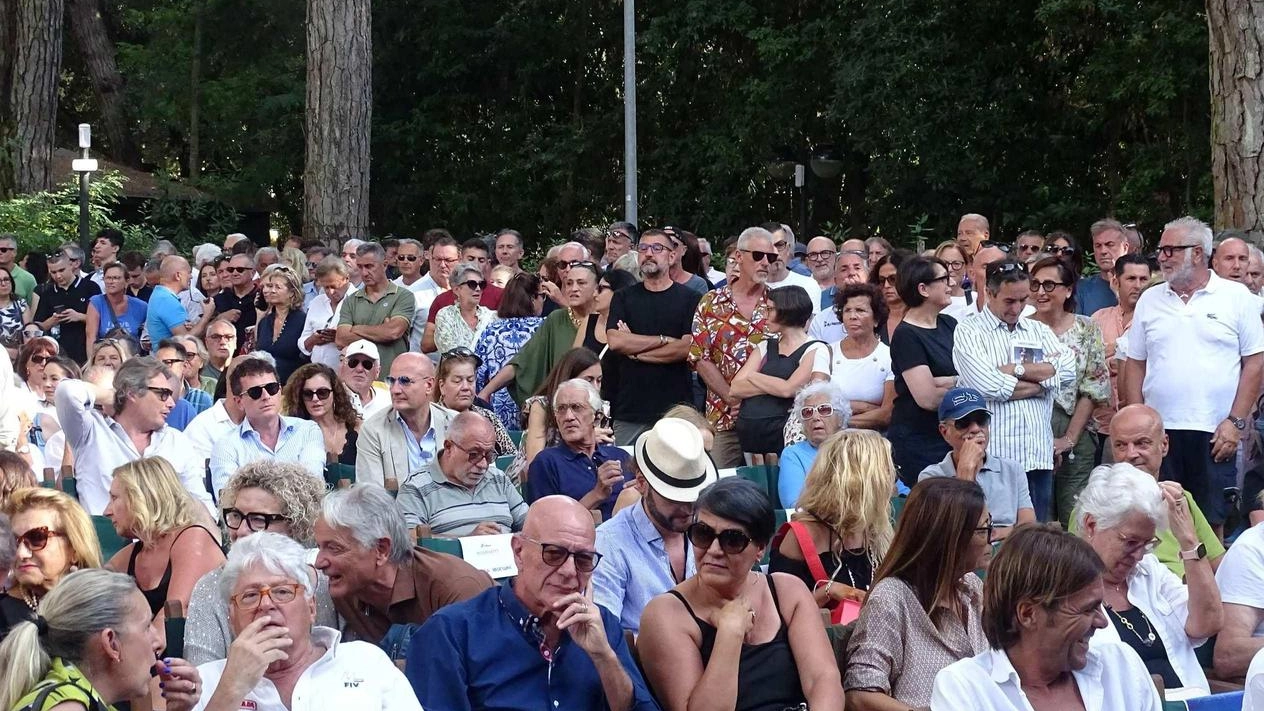 Centinaia di persone all’incontro della Versiliana, dove Alessandro Sallusti ha intervistato la direttrice Agnese Pini Centinaia di persone all’incontro della Versiliana, dove Alessandro Sallusti ha intervistato la direttrice Agnese Pini