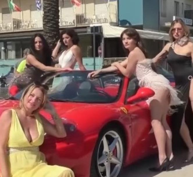 https://www.lanazione.it/image-service/view/acePublic/alias/contentid/MGRiNjhkYWEtODc5YS00/0/il-caso-delle-modelle-in-ferrari-basta-polemiche-tutto-esagerato.jpeg
