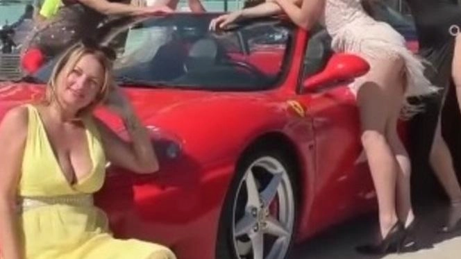 Nel mirino l’iniziativa del 24 maggio con l’esposizione di Ferrari in Passeggiata a Lido accompagnate da modelle abbigliate con i capi degli sponsor
