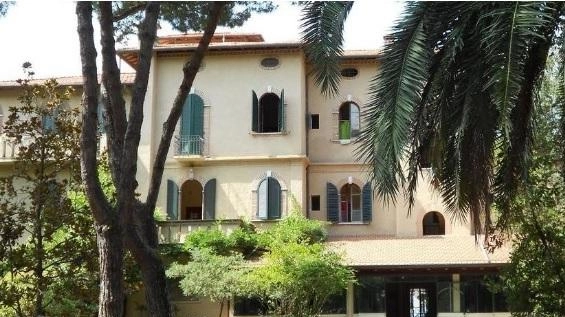 L’esterno della bellissima dimora ottocentesca ex pensione Villa Elena che lo scorso anno è stata venduta all’imprenditore Pinzauti L’esterno della bellissima dimora ottocentesca ex pensione Villa Elena che lo scorso anno è stata venduta all’imprenditore Pinzauti