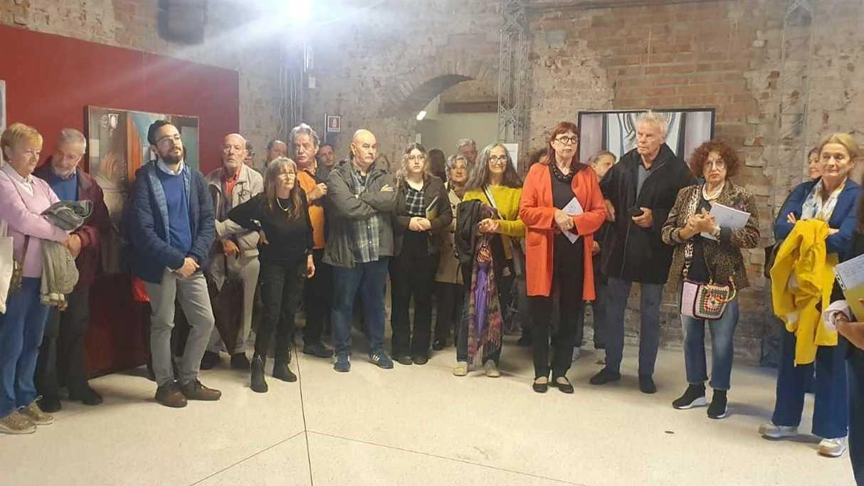 A Palazzo Guinigi di Lucca, le mostre curate da "ArteinLucca" esplorano il tema de "Il mondo che vorrei" con opere di 40 artisti. Inoltre, una retrospettiva celebra l'artista Ilaria Bernardi. La rassegna ha il patrocinio di enti locali e regionali. Aperta tutti i giorni con ingresso libero. A Palazzo Guinigi di Lucca, le mostre curate da "ArteinLucca" esplorano il tema de "Il mondo che vorrei" con opere di 40 artisti. Inoltre, una retrospettiva celebra l'artista Ilaria Bernardi. La rassegna ha il patrocinio di enti locali e regionali. Aperta tutti i giorni con ingresso libero.