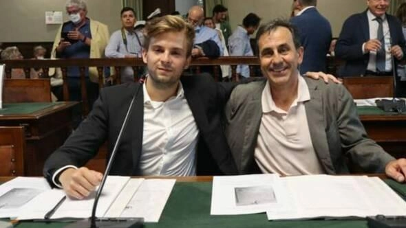 Cattivo odore, macchine in sosta investite dal guano. La situazione degli storni in viale Cavour è fuori controllo. “Stiamo cercando... Cattivo odore, macchine in sosta investite dal guano. La situazione degli storni in viale Cavour è fuori controllo. “Stiamo cercando...