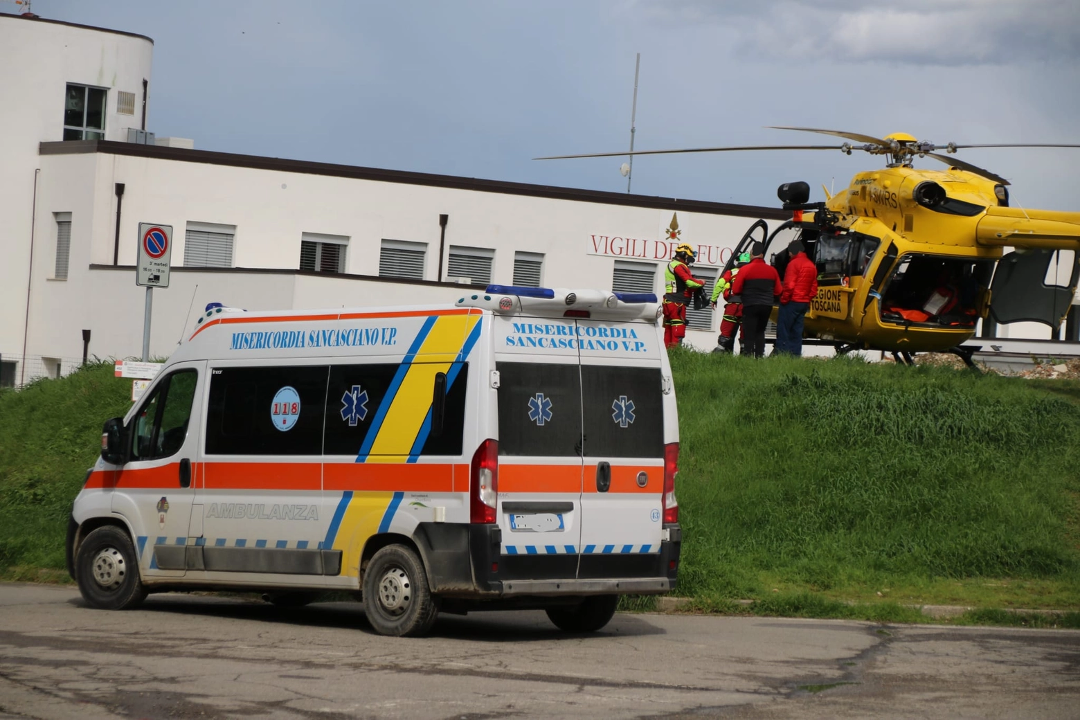 L'elicottero e l'ambulanza giunti per i soccorsi all'uomo poi deceduto