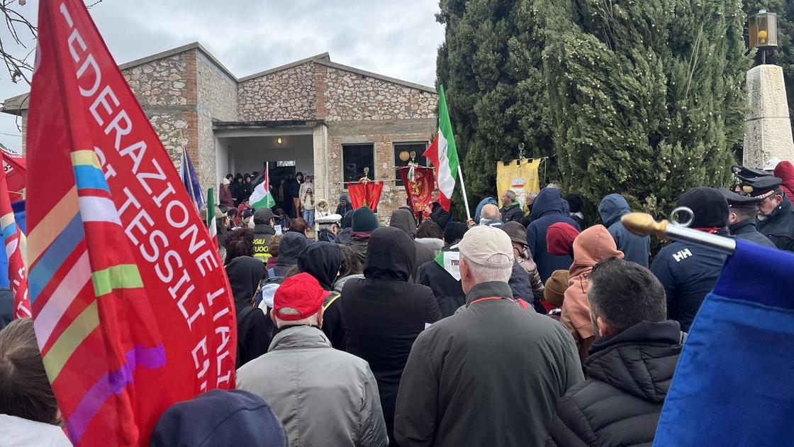 il ricordo dell uccisione di 11 ragazzi polemiche tra anpi e sindaco ridia la lavagna simbolo di libertà 