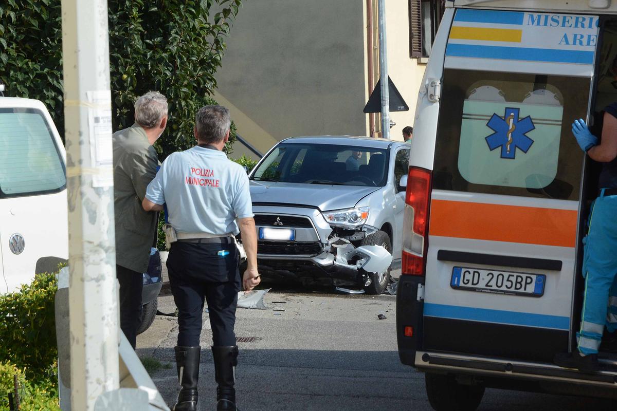 Arezzo, incidente in via Anconetana: è morto l’uomo sbalzato dallo scooter