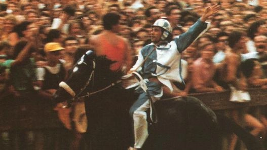L’arrivo vittorioso di Cianchino con Oriolu de Zamaglia nel Palio del luglio 1995