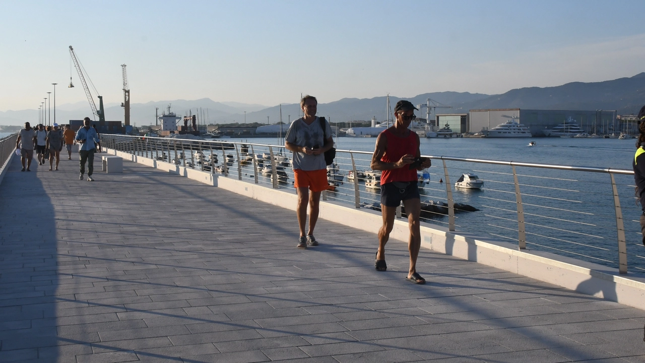La passeggiata di Marina di Carrara che fa discutere