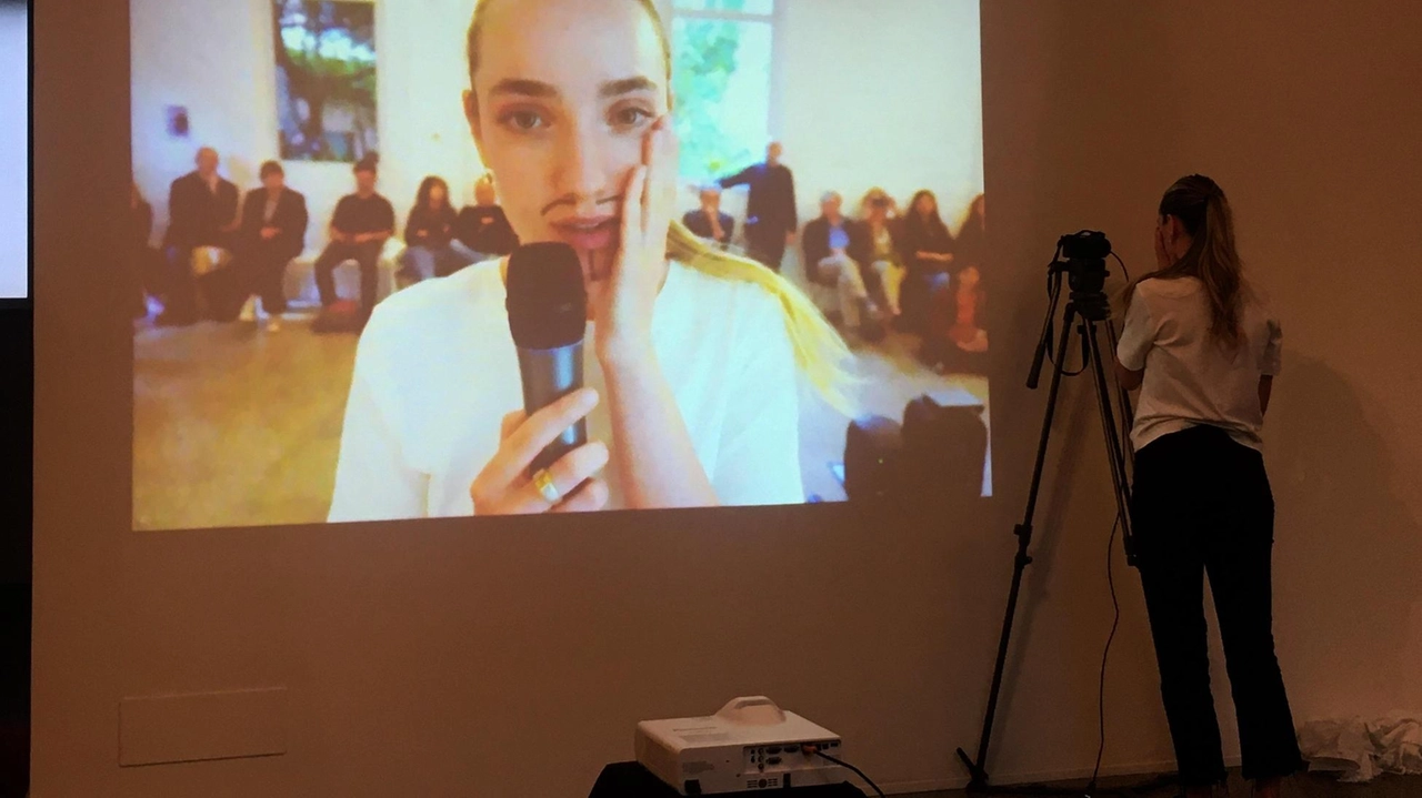 Fluida, essenziale, pulita: un plauso all’intervista performativa portata in scena da Toni Garbini Fluida, essenziale, pulita: un plauso all’intervista performativa portata in scena da Toni Garbini