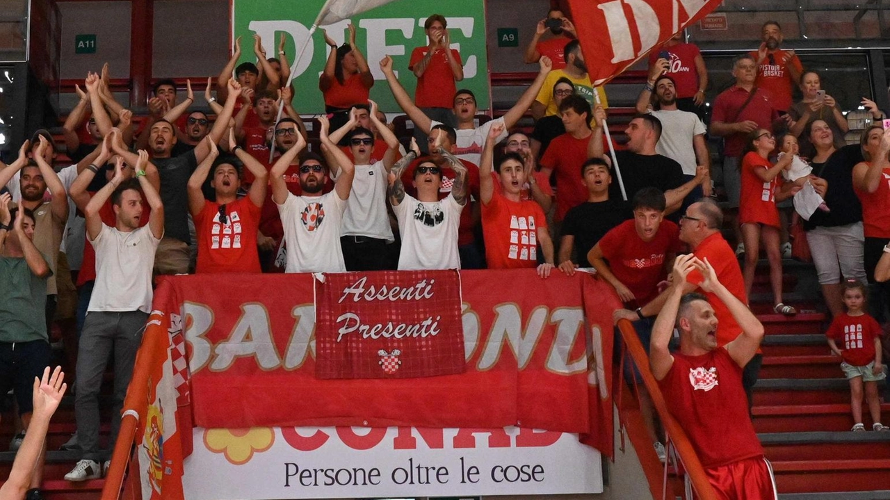 Il tifo biancorosso al primo allenamento (. foto Castellani